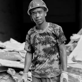 取景：七月流火的北京，建筑工地的工人，看见我拿着相...