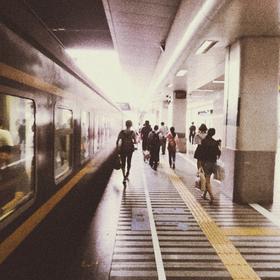 在深圳火车站回老家的时候拍摄的。引导线构图，后期调...