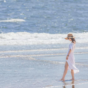 取景：和老婆大人去三亚度假，当时老婆在海边散步，海...