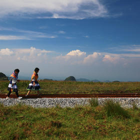 取景：贵州阿里里西大草原，登上峰顶居然有条小铁路，...