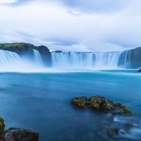 冰岛的众神瀑布，高12米，宽30米，在冰岛也是最著名的...
