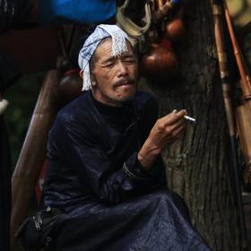 暑假自驾贵州黔东南，岜沙苗寨演出之前，老演员抽烟的...