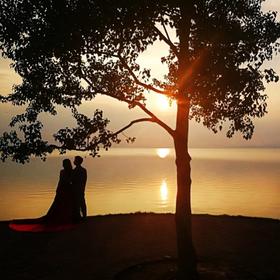 去巢湖的时候赶上夕阳，有很多拍婚纱照的，原本是想拍...