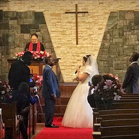 打卡北京基督教会宽街堂恰逢一对中非新人结婚，还有唱...