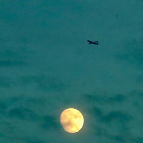 取景：八月十三的月亮与飞机。《归》月未圆，游子心归...