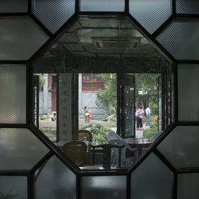 取景：江南园林儒雅静谧。不经意间发现这窗很有味道，...