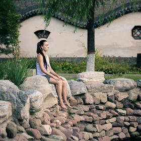 取景：平遥古城一公园内，池边一外籍女孩闭目冥想。
...