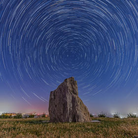 取景：《顶天立地》

公园里的巨石+星轨

曝光：长...