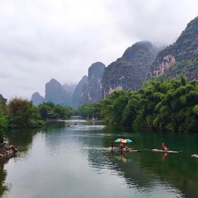 摄于桂林十里画廊景区
游玩的时候在桥上被遇龙河的景色...
