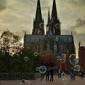 梦幻教堂，在科隆教堂前，有人吹起肥皂泡，给教堂添加...