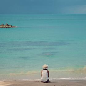 国庆去泰国甲米，吃完早饭，海边有个妹子坐着在看海，...