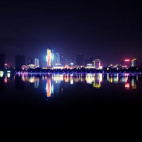 汉江夜景，风轻云淡，凉爽的江风吹拂，有一种及惬意的...