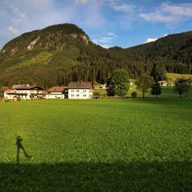 暑假去奥地利玩，一路自驾一路遇见美景，太阳下山前，...