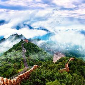 天津蓟州的黄崖关长城，雨后云雾缭绕，山势险峻，犹如...