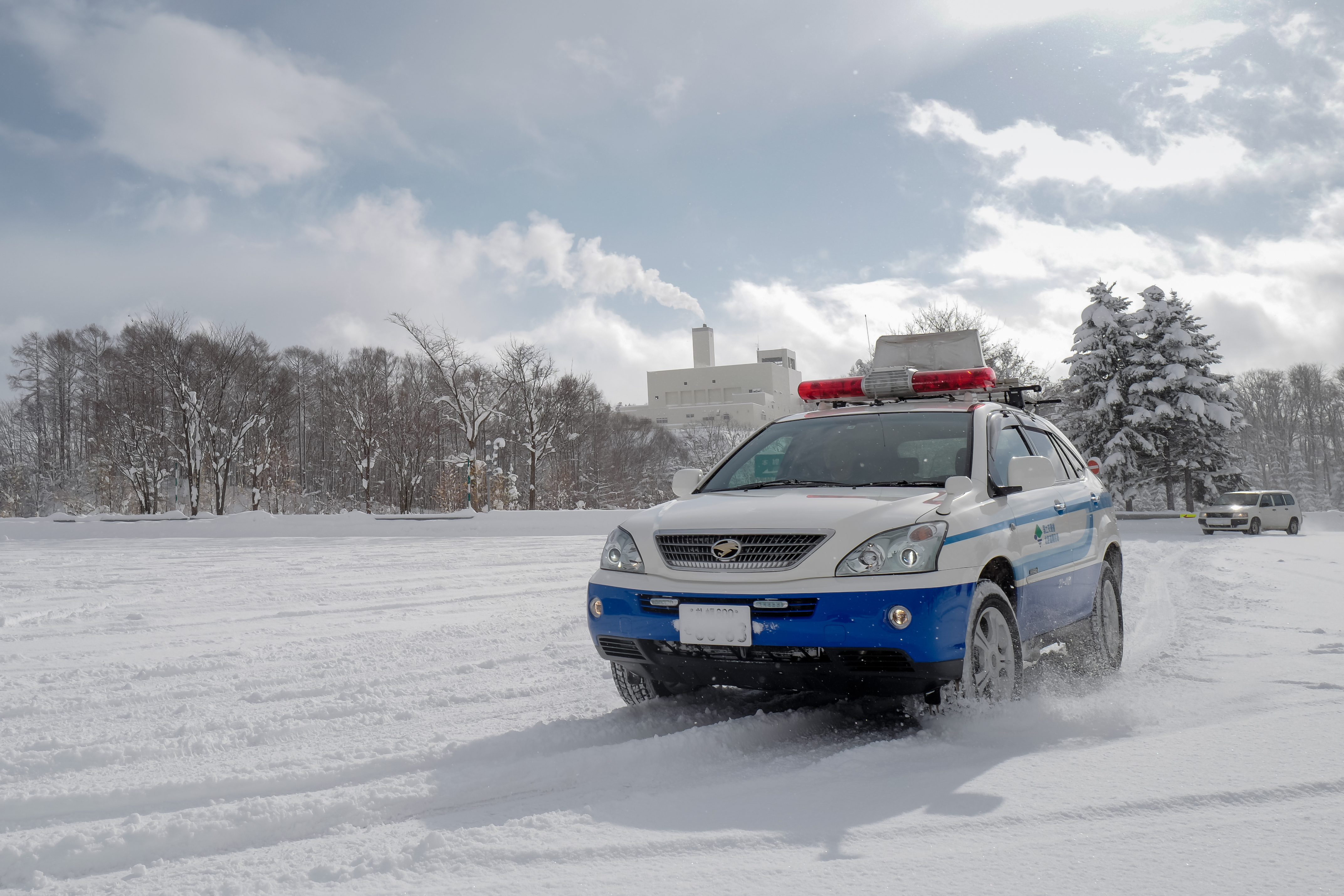 日本北海道大雪纷飞里的警车