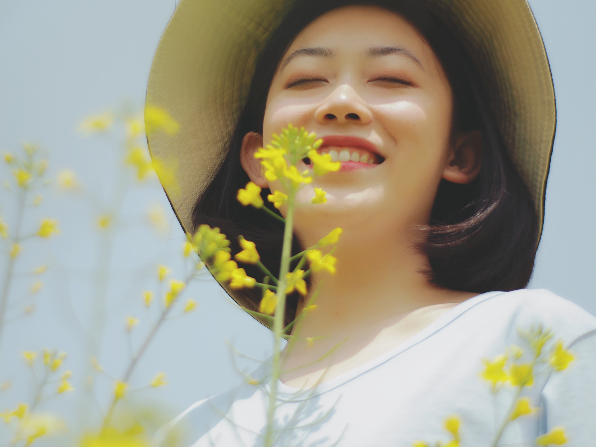 取景:给模特脸部特写 仰拍 前景是花曝光:正常虚实:. - 秦粥粥