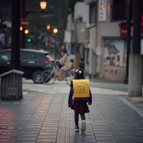 《清晨》

清晨，在太宰府车站前，看到小女孩背着大大...