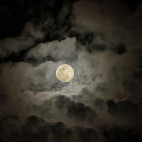 取景：3月20日晚上的超级月亮和被月亮照亮的云层，自己...