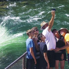 取景：美国黄石公园，一家六口在瀑布前玩自拍。

曝...