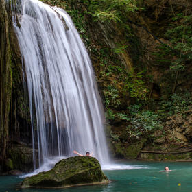 取景：很美的一个瀑布场景，游人在戏水，想拍出丝滑水...