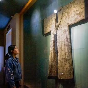 取景：去荆州博物馆活动，同事对古代服装很感兴趣。
...