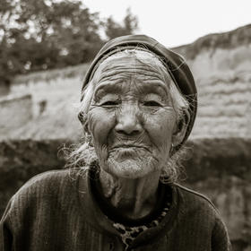 这个作品是我在老家农村拍摄的，当时老奶妈问我看见她...