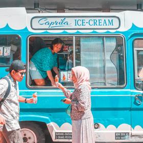 取景：冰淇淋车，沙巴街头的冰淇淋车和正在买冰淇淋的...