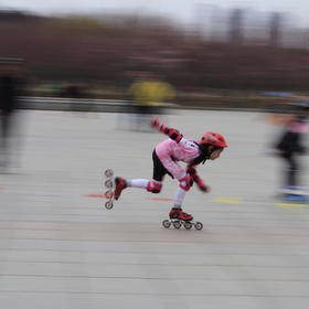 取景：春天，是孩子们的天下，正在溜冰的女孩

曝光...