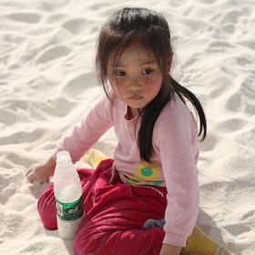 取景：清明出去玩的时候，看见这个小姑娘在玩沙子，这...