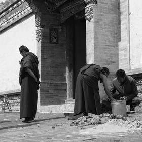 取景：在青海塔尔寺内刚好看见几个喇嘛，其中一个正在...