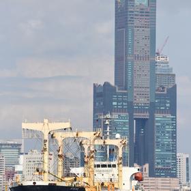 取景：高雄标志性建筑85大楼，在港口拍摄时，正好一艘...