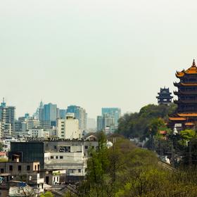 拍于武汉长江大桥，回首望到黄鹤楼，古典和现代相映成...