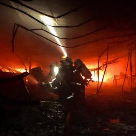 取景：这是一张在真实火场里拍摄的消防员在扑救火灾时...