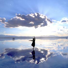 茶卡盐湖，云遮日的一瞬间
