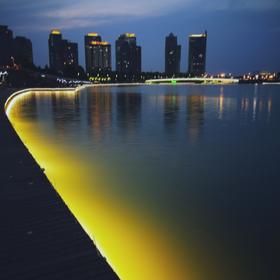郑州如意湖添置了湖畔轮廓光，走湖时的安全感和美感提...