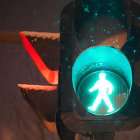 取景：北京初雪，晚上下班回家觉得红绿灯的位置可以拍...