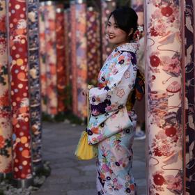 和女儿去日本岚山踏春见到彩色立柱和身上的和服蛮搭就...