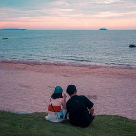 傍晚的海边总是有一对对情侣坐在海边，欣赏着美丽的夕...