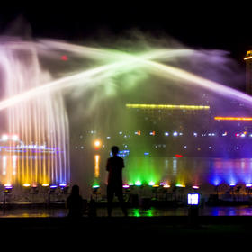 取景：松花江边的音乐喷泉，如梦如幻，刚好拱形喷泉喷...