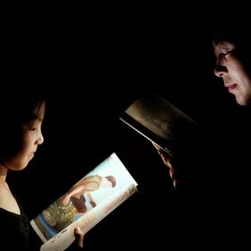 《伴读》
取景：母女和书本

曝光：压暗环境光，突...