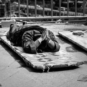 信仰
在色达的寺庙前，有许多人跪在垫子上祈祷。...