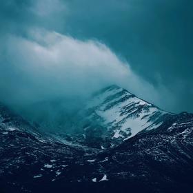 雾过雪山
今年有段时间挺迷恋低饱和蓝调的
这幅是自己...