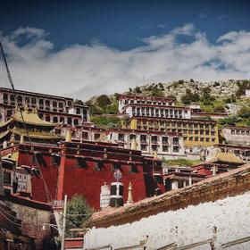 在西藏甘丹寺 下午四点左右 觉得非常壮美感动 所以拍下...