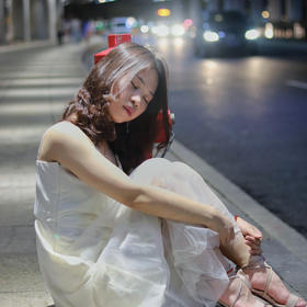 取景：广州塔下的马路夜景无助感的人像，同一环境拍了...