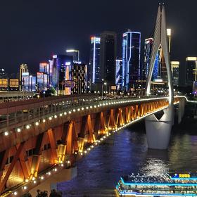 毕业旅行在重庆跨江大桥上，洪崖洞附近，很喜欢重庆的...