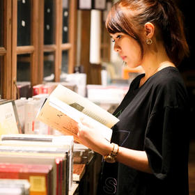 取景：在福州鼓岭的大梦书屋看到美女在专注看书，随手...