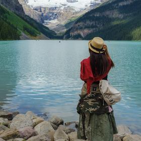眺望。
拍摄地点：加拿大班夫国家公园，露易丝湖。...