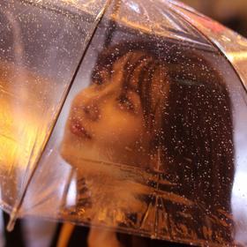 下雨天，在哈尔滨中央大街，让小姐姐买了把透明的伞，...