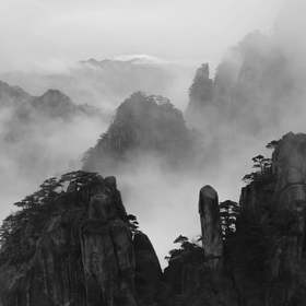 取景：这是在黄山拍摄的一张照片，当时能见度很低，雾...