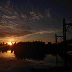 取景：夕陽西下的城市，大橋，倒映在水中

曝光：我...